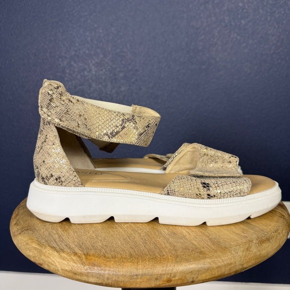 Van Eli "Cloe" Gold & Tan Faux Snakeskin Sandals, Size 10 WIDE - Picture 4 of 10